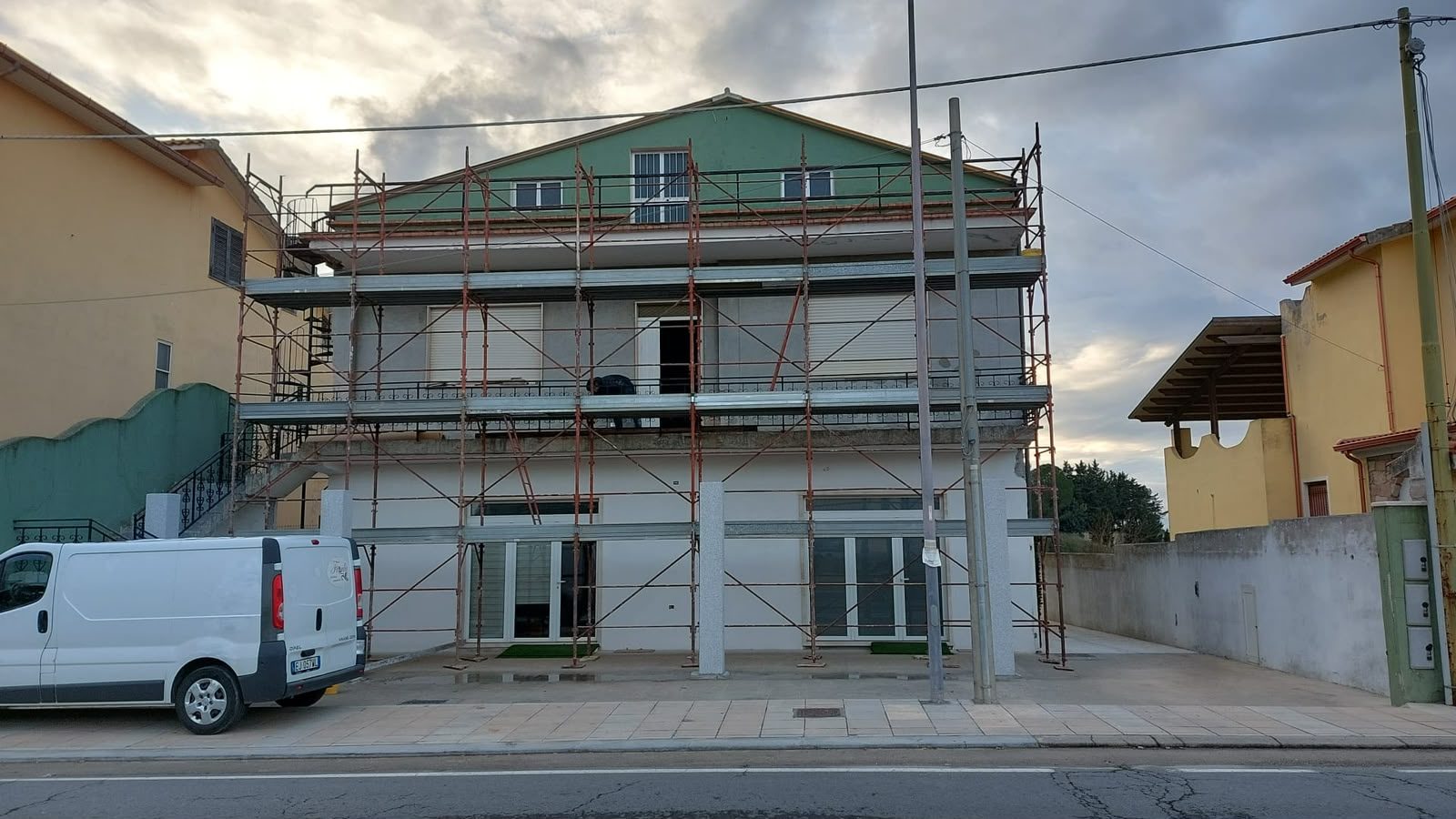 Palazzina con i ponteggi montati durante il rifacimento della facciata in un cantiere in Trexenta