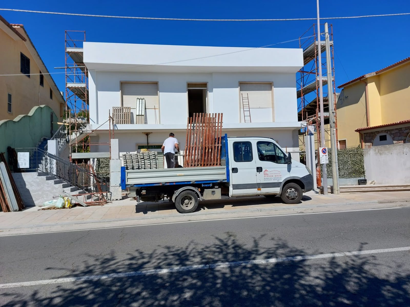 Facciata di un edificio rifatta con i ponteggi montati durante una ristrutturazione in Trexenta