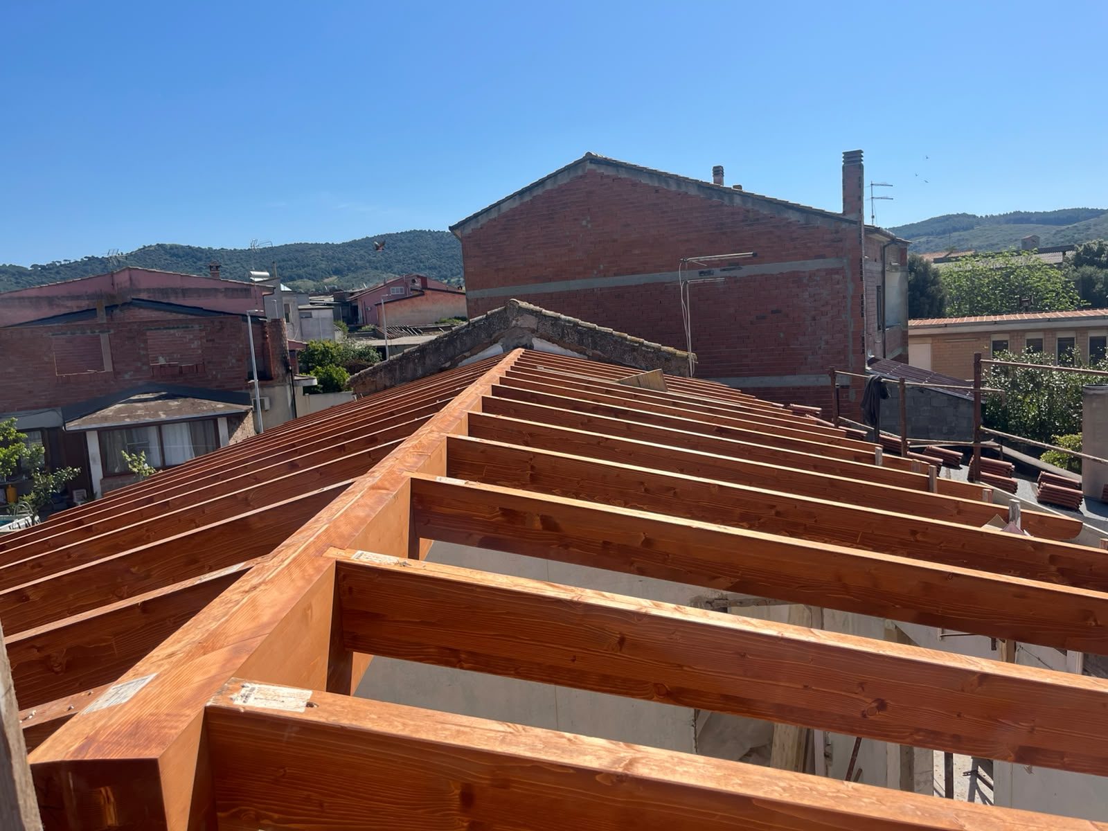 Nuova orditura del tetto in travi di legno in un cantiere di ristrutturazione in Trexenta