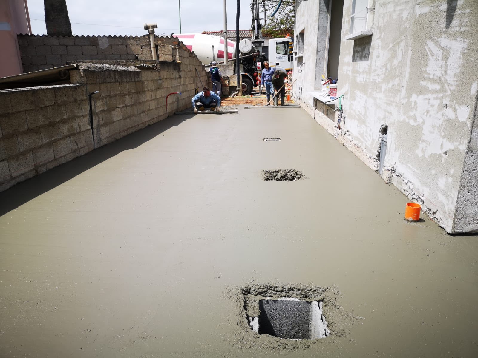 Getto di massetto livellato pronto per la posa del pavimento in un cantiere in Trexenta