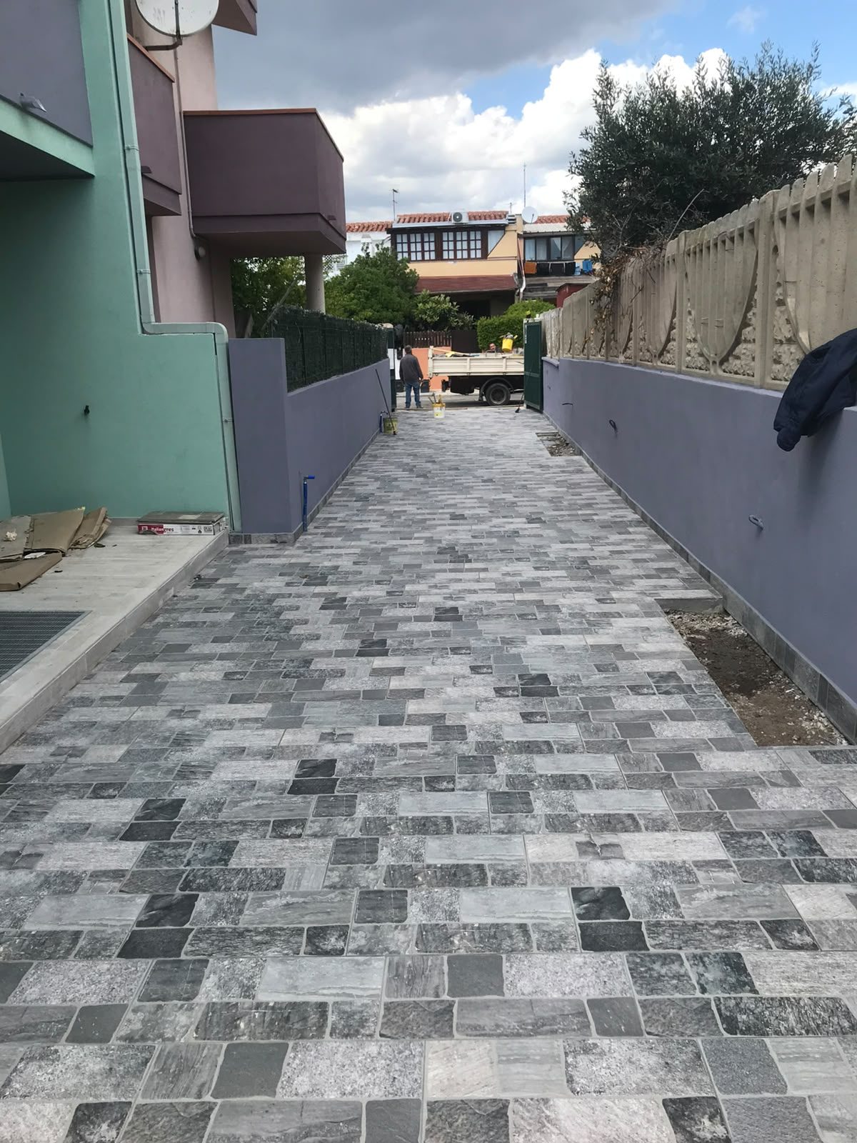 Vialetto esterno pavimentato in lastre di pietra al termine di una ristrutturazione in Trexenta